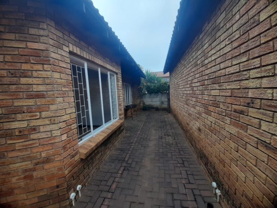 2 Bedroom Property for Sale in Lower Bo-dorp North West